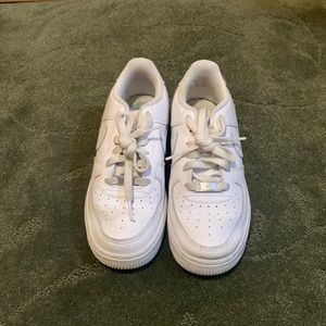 These are Air Jordan 1 LE (GS)